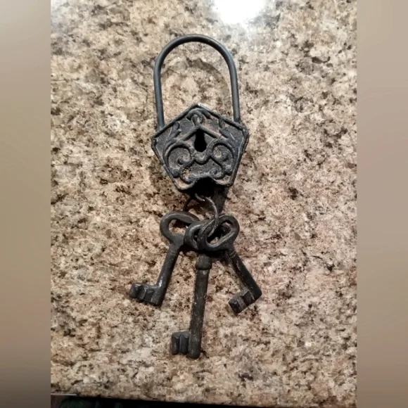 Decorative Key and Lock - Picture 1 of 6